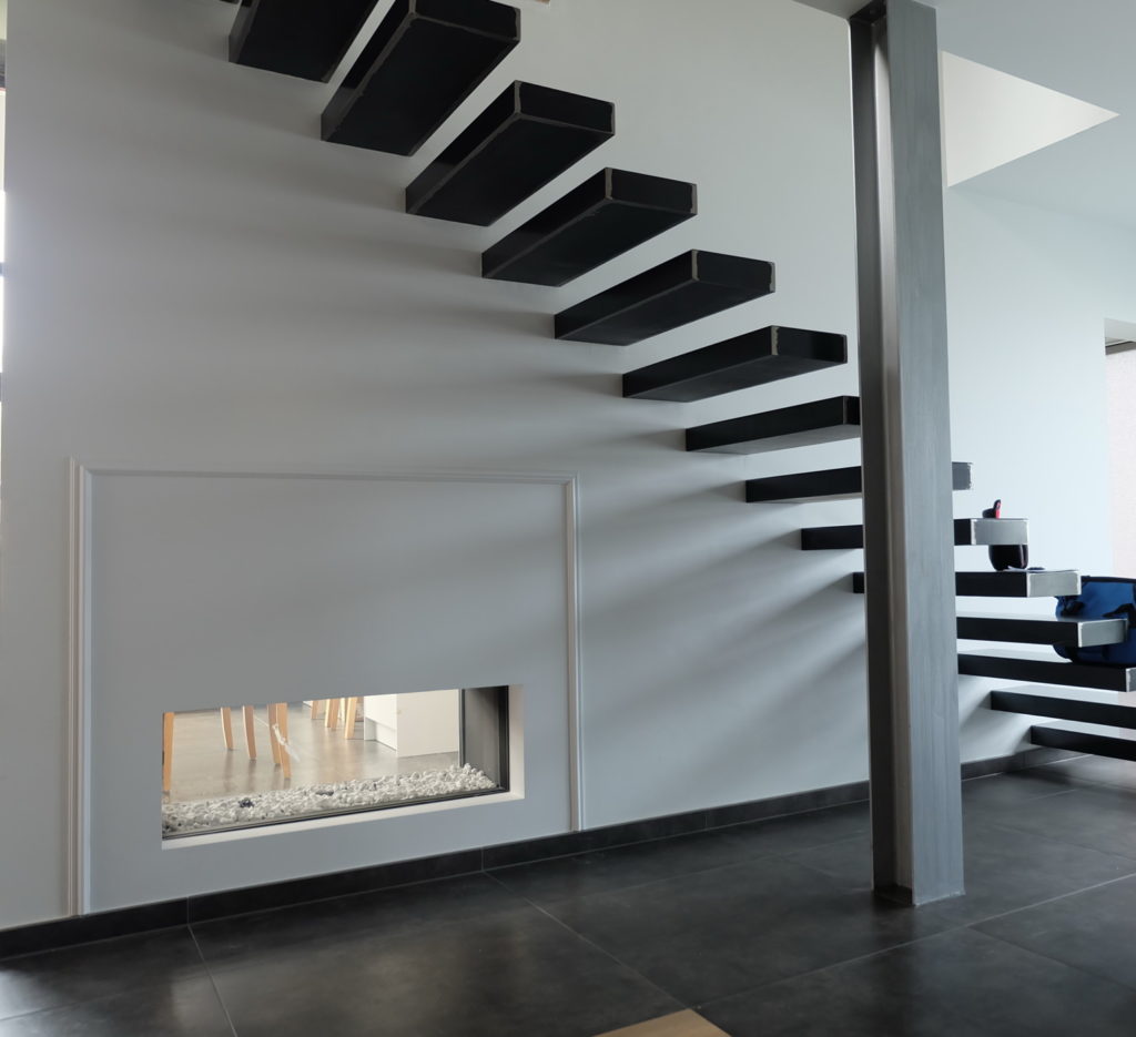 Artisans Art Déco - Escalier sans rampe et sans contre-marche - Cloison avec feu ouvert gaz intégré