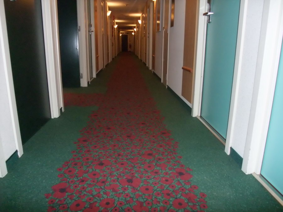 Pose de moquette dans un couloir d'hôtel