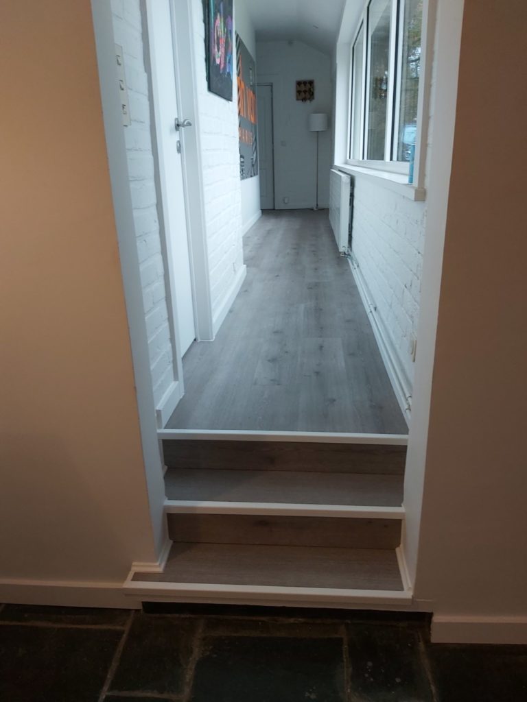 Pose de sol dans un couloir et escalier